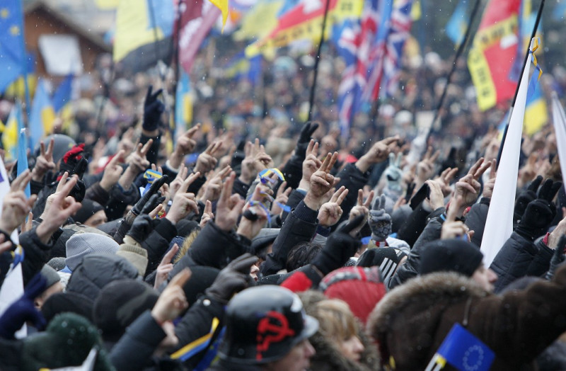 成千上萬的烏克蘭人今（8）日再度聚集在首都基輔市中心舉行示威，想要迫使總統亞努科維奇（Viktor Yanukovich）讓步，與歐洲聯盟簽署協定。圖片來源：達志影像/路透社   