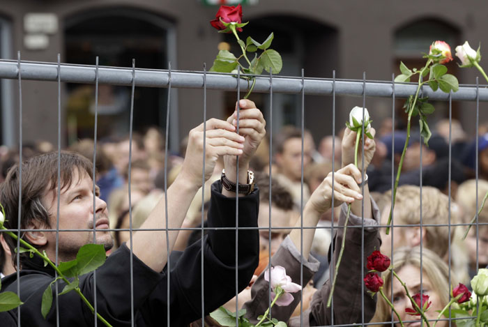 許多人25日聚集於挪威奧斯陸，弔念上週五爆炸案和槍擊案的受害者。圖片來源:達志影像/美聯社   