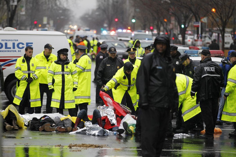 美國上千名示威者7日湧入華盛頓有「遊說街」之稱的K街進行示威，一些示威者躺在十字路口中央企圖阻斷交通。圖片來源：達志影像/美聯社。   