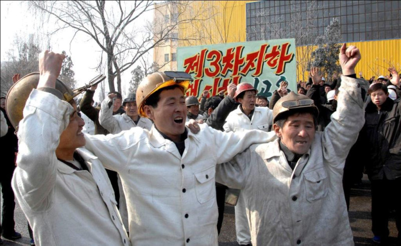 朝鮮當地時間13日進行核試爆，工作人員慶祝試爆成功。圖片來源：達志影像/路透社   