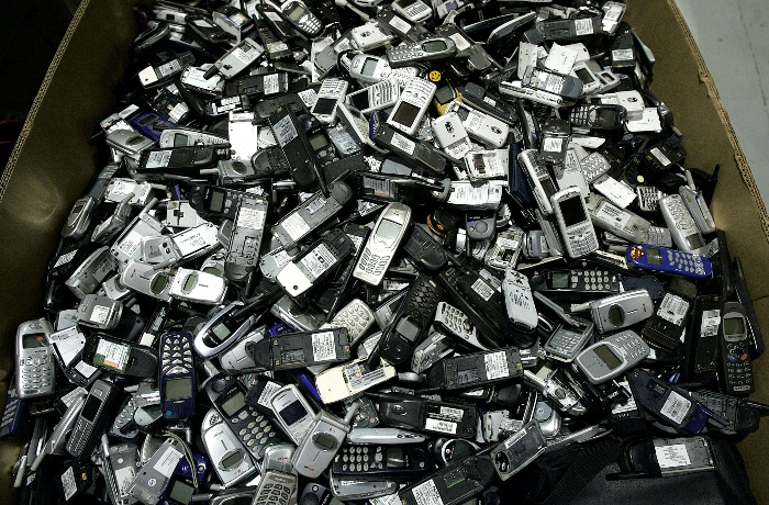 日本計畫將於2015年度回收14萬噸廢舊手機等小型電子產品，目標在加強回收並利用小型電子產品中內含的稀有金屬，因此小型電子產品素有「城市礦山」之稱。圖片來源：達志影像/美聯社   
