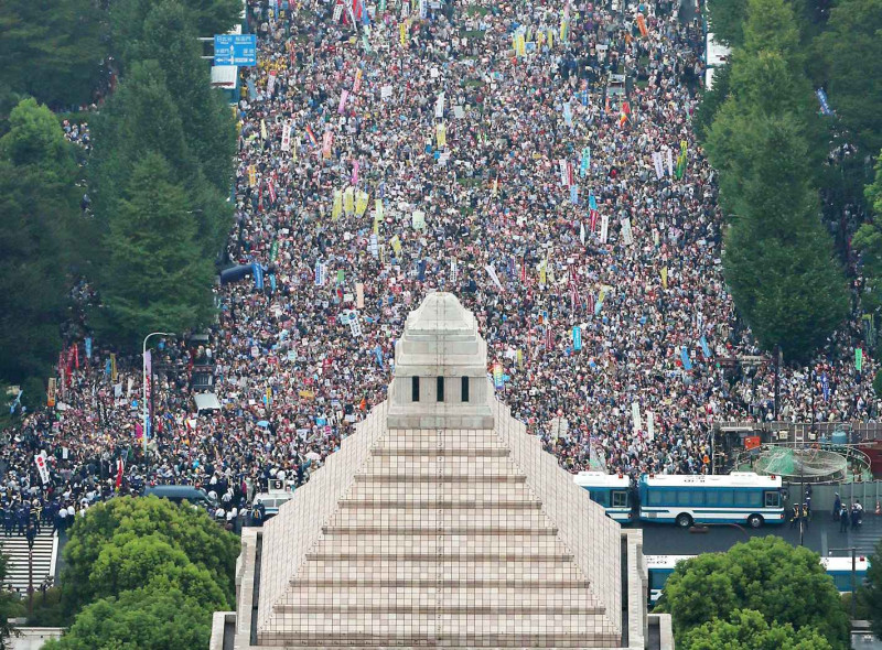 日本民眾30日發起「全國百萬人大行動」，國會前擠滿抗議安保法案群眾，成為東京有史以來最大規模的群眾運動。圖片來源：達志影像/路透社   