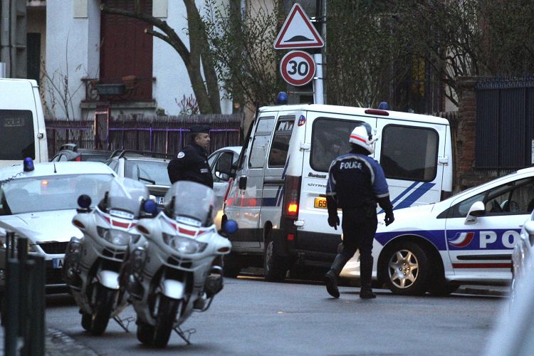 法國警方週三(21日)凌晨展開攻堅行動，在一陣槍擊後逮捕涉嫌殺害3名猶太學童與老師的嫌犯。(圖片來源:達志影像/路透社。)   