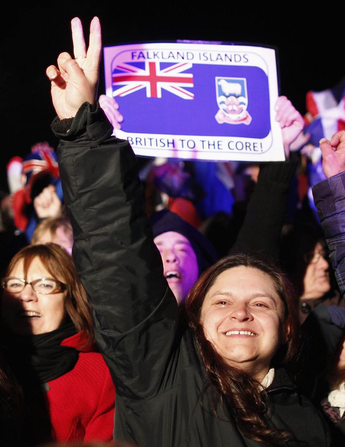 福克蘭群島（Falkland Islands）10日、11日舉行公投，多達98.8%的選民支持繼續作為英國領土。當地居民在獲知公投結果後大肆慶祝。圖片來源：達志影像/路透社。   