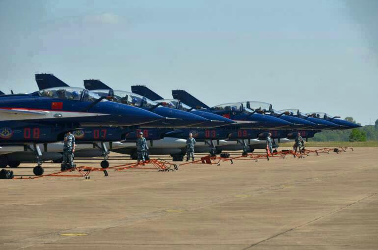 泰國與中國空軍聯合軍演，成都J10飛機的中隊特技飛行隊亮相。圖：翻攝Royal Thai Air Force臉書   
