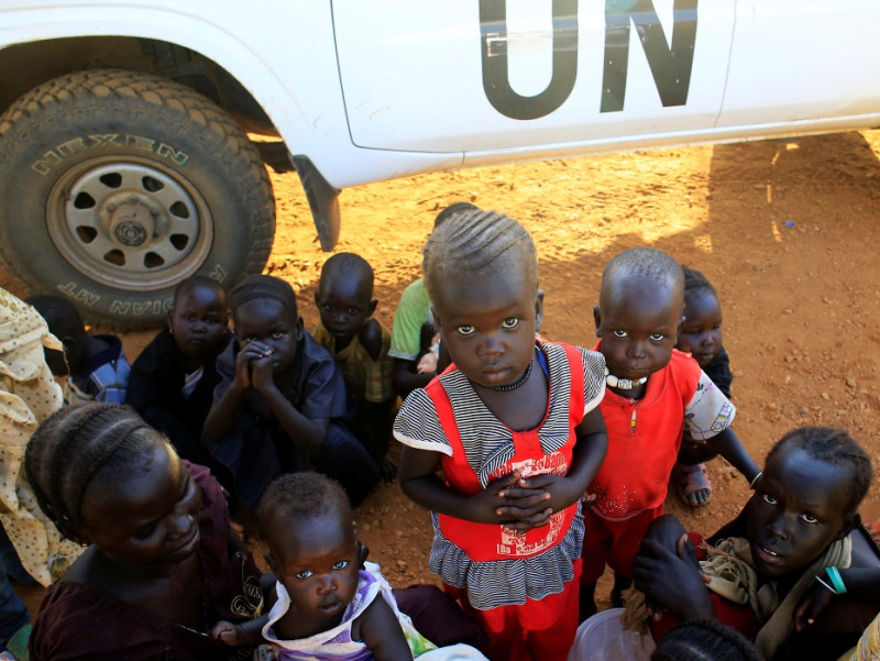 持續了1個多月的國內衝突，南蘇丹政府與反叛軍23日終於簽署停火協議，承諾在24小時內停止戰鬥。圖為無辜受害、流離失所的南蘇丹兒童。圖片來源：達志影像/路透社資料照片   