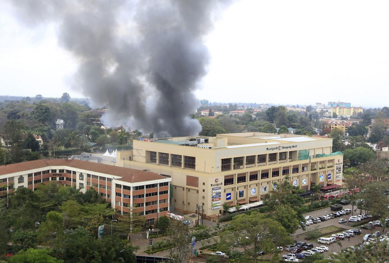 遭恐怖攻擊的西門購物中心（Westgate），23日仍可聽到槍聲、爆炸聲，商場還冒出濃煙。圖片來源：達志影像/路透社。   