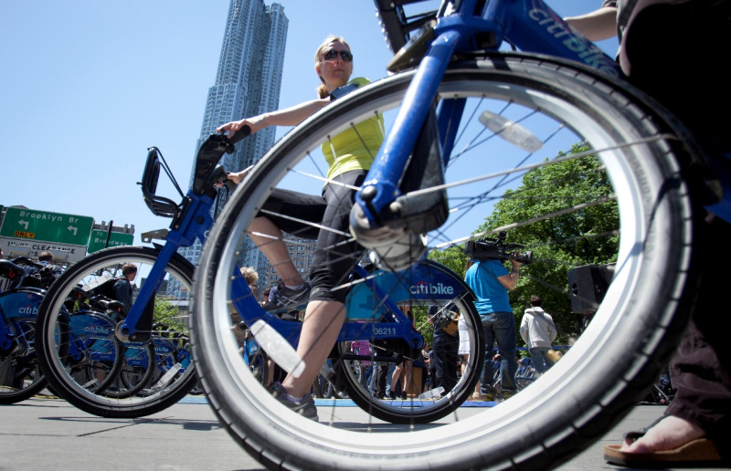 美國紐約市27日開始自行車悠遊共享計畫，首批計有6千台自行車提供市民們共用。圖片來源：達志影像/路透社。   