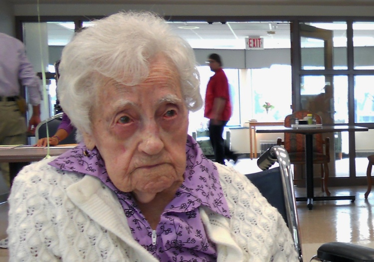 曼佛瑞迪尼(Dina Manfredini)於1897年4月4日出生在義大利，於愛荷華州德摩因市(Des Moines)郊區的養老院中逝世。曼佛瑞迪尼的家人將她長壽原因歸於辛勤工作，而且事事有節制。圖為今年她歡度115歲生日的檔案照。圖片來源：達志影像/美聯社   