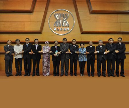 東協(ASEAN)18日在柬埔寨首都金邊召開領袖高峰會議，對於南中國海與中國有領土爭議一事，共同決議將繼續與中國對話。圖為與會各國代表合照。圖片來源：2012東協高峰會官方網站   