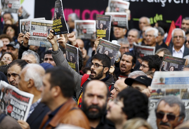 土耳其2名記者因一篇報導被控為間諜而遭到逮捕，27日在伊斯坦堡報社外聚集了超過1000人示威抗議。圖片來源：達志影像/路透社   