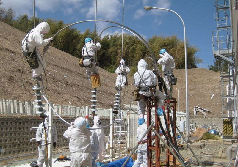 圖為當時東京電力公司人員正在搶修福島第一核電廠的電纜畫面。（資料照片）   圖：達志影像 / 路透社