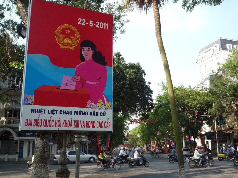 一黨專政的越南今天舉行國會大選，首都河內街頭在數週前就處處可見宣傳海報，這幅上面寫著「熱烈歡迎選舉」。圖片:周盈成攝影   