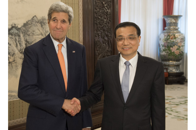 美國國務卿約翰‧克里（左）訪問中國，與中國總理李克強把手言歡，但事實上，中美雙方正為南海問題各懷鬼胎。圖片來源：達志影像/路透社   
