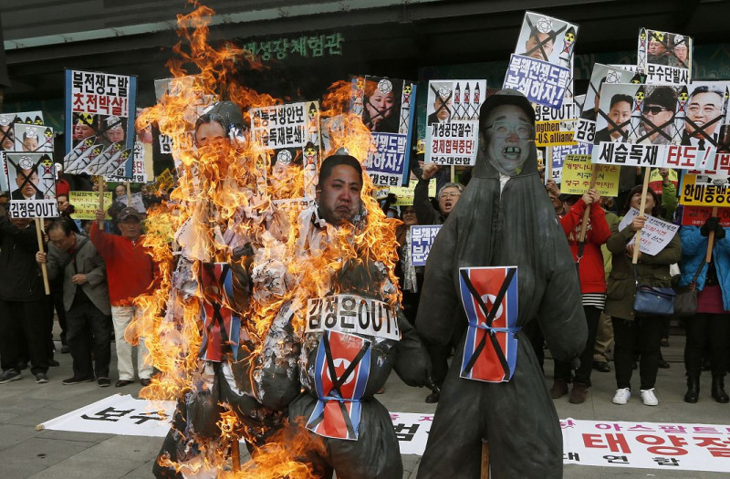 韓國民眾15日在朝鮮已故國家領袖金日成101年誕辰紀念日「太陽節」這天，舉辦抗議活動，同時焚燒朝鮮領導人照片。圖片來源：達志影像/美聯社。   