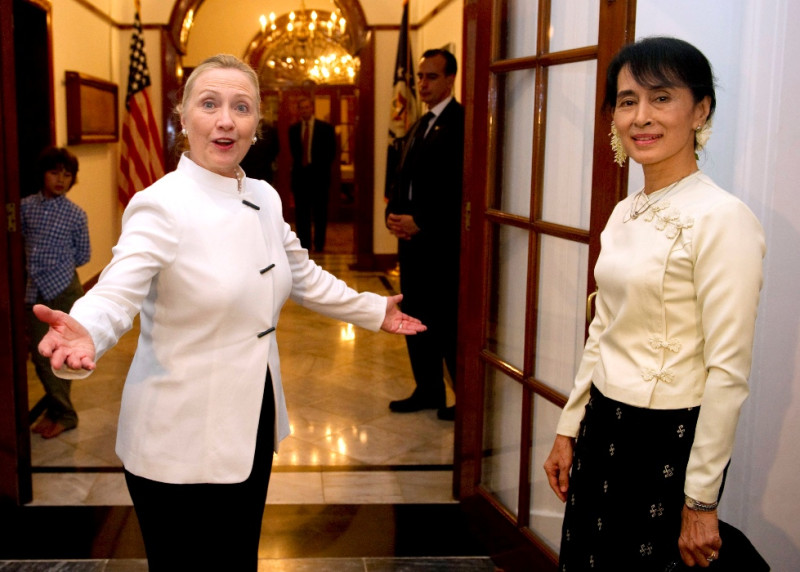 美國國務卿希拉蕊2日中午與緬甸反對派領袖翁山蘇姬展開深度會談，地點則在翁山蘇姬被軟禁20年的自宅。圖片來源：達志影像/路透社   