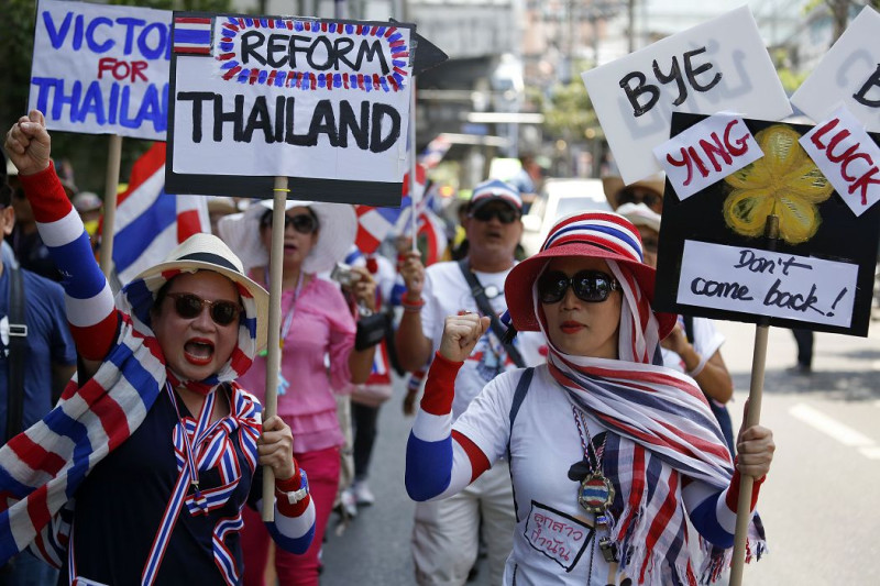 泰國憲法法庭7日判決總理盈拉(Yingluck Shinawatra)濫權違憲必須下台後，聚集曼谷街頭抗議盈拉政府的民眾8日高舉「再見！別再回來！」的標語。圖片來源：達志影像/路透社   