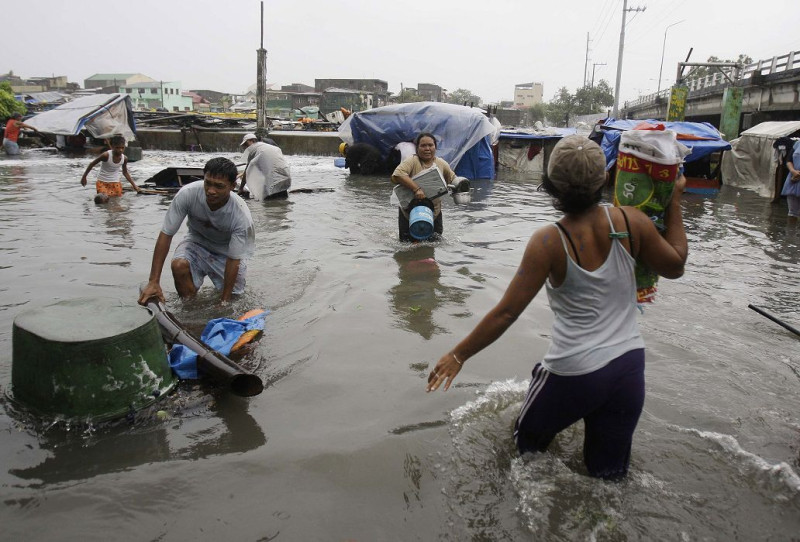 中度颱風尼莎(Nesat)已經於今（27）日清晨登陸菲律賓，挾著強大的水氣和每小時170公里的強風襲擊菲國東岸，當局已經撤離十多萬人。圖片來源：達志影像/美聯社。   