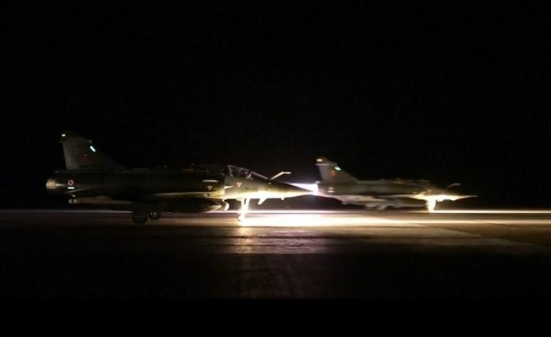 法國國防部公布影像，戰機起飛前往敘利亞境內的拉卡地區，轟炸伊斯蘭國（IS）在該區的訓練基地。圖：翻攝《雪梨先驅晨報》   