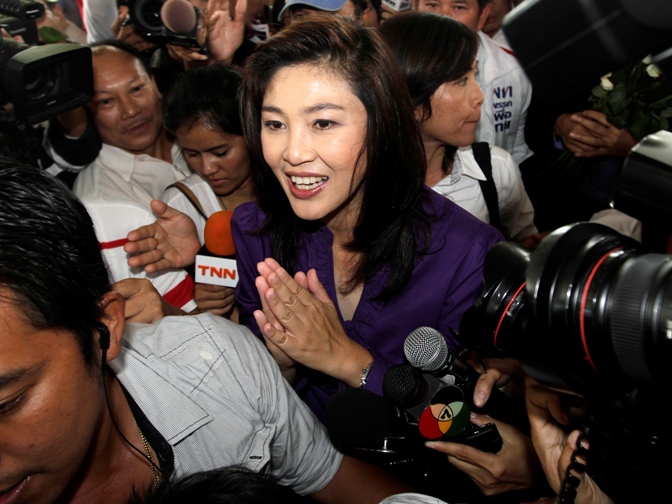 三份出口民調顯示，可望成為泰國第一女性總理的盈拉（Yingluck Shinawatra）3日抵達競選總部接受支持者歡呼。（圖片來源:達志影像/路透社）   