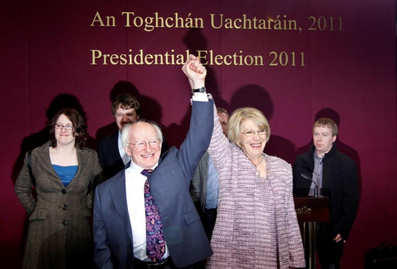 勞工黨（Labour）資深政治人物希金斯當選新任愛爾蘭總統，圖為他與妻子和家人慶祝這項勝利。圖片來源:達志影像/路透社   