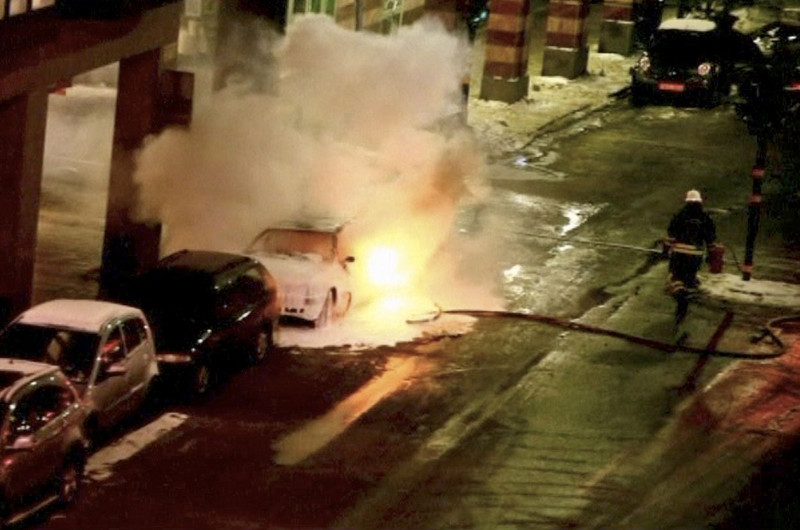 瑞典當地時間11日傍晚5點（台灣12日凌晨12點）於斯德哥爾摩市中心鬧區發生兩起爆炸案，圖為消防人員正努力撲滅火勢的畫面。圖片來源：達志影像/路透社。   