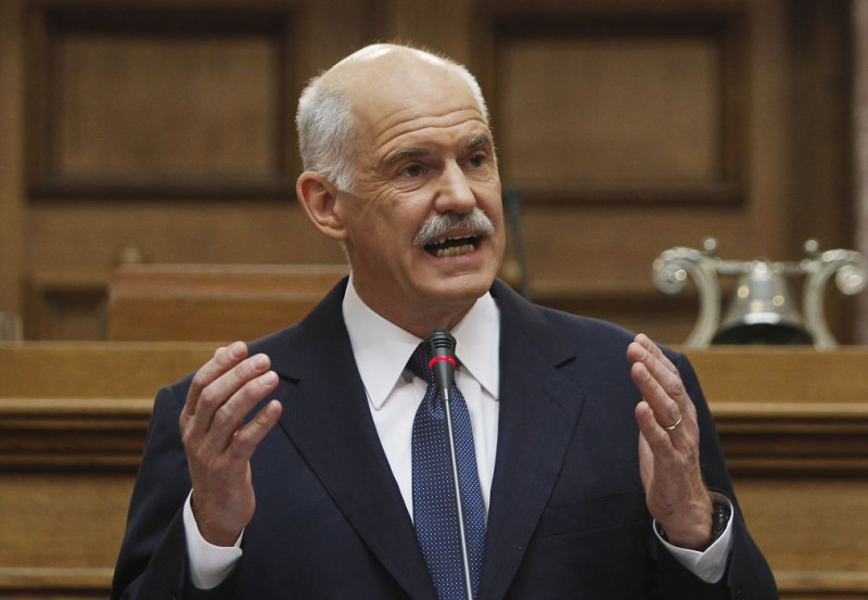 希臘總理巴本德里歐（George Papandreou）所領導的政府瀕臨瓦解邊緣，在國內壓力及國外批評下，他在當地時間3日表示，準備放棄將金援計畫公投的想法。圖片來源：達志影像/路透社   