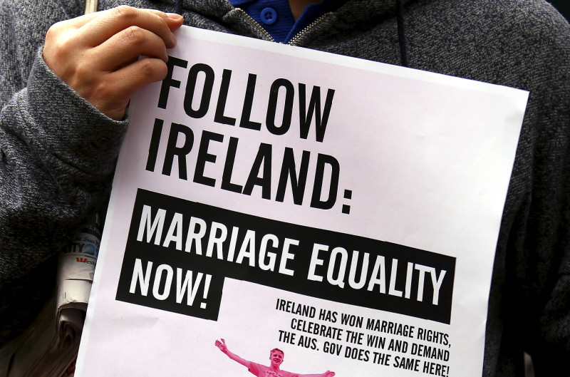 澳洲反對黨工黨1日提交同性婚姻法草案至國會，圖為支持同姓婚姻法的人手持「跟隨愛爾蘭」的標語上街遊行。圖片來源：達志影像/路透社   