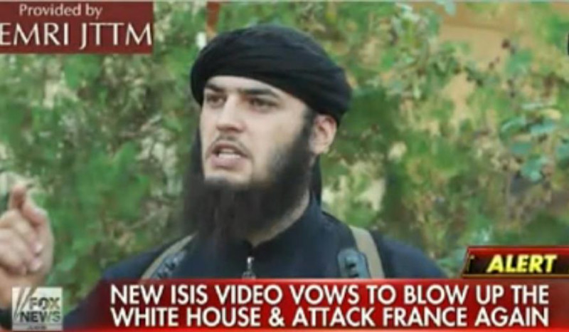 激進組織伊斯蘭國（IS）在巴黎恐怖攻擊後，二度發出威脅影片，這次將矛頭指向美國與法國總統。圖：翻攝FOX NEWS   