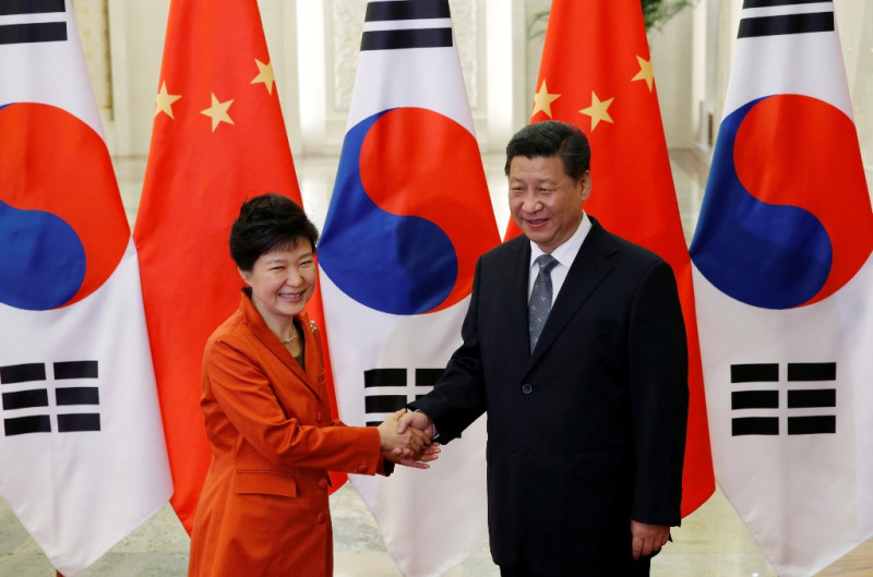 中國國家主席習近平在北京人民大會堂會見韓國總統朴槿惠，並宣布中國與韓國「實質」達成自由貿易協議（FTA），兩國領導人將於今(10)天簽署協議。圖片來源：達志影像/路透社   
