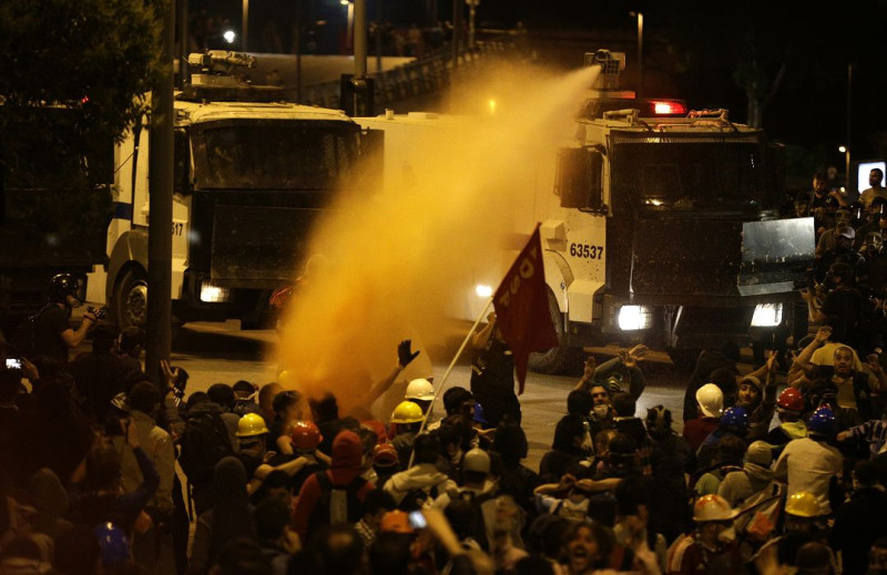 鎮暴警察在伊斯坦堡市用強力水柱驅散反政府示威群眾。圖片來源：達志影像/路透社。   