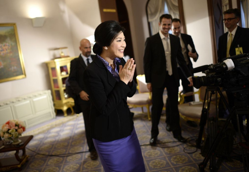 路透社報導，泰國總理盈拉今（8）日提議就她的去留舉辦公投。圖為盈拉7日在曼谷總理府接受外媒採訪，結束後跟記者道別。圖片來源：達志影像/路透社。   