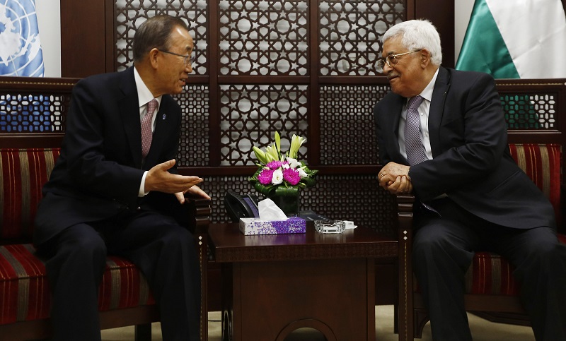 聯合國秘書長潘基文（左）21日會晤巴勒斯坦自治政府主席阿巴斯，呼籲終結日益加劇的暴力。圖片來源：達志影像/美聯社   