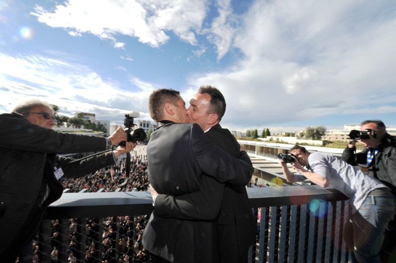「你們相遇的故事，現在是整個國家的故事。」法國於29日舉辦了第一場同性婚禮。
圖片來源：達志影像/路透社。   