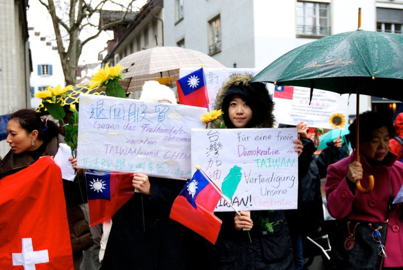 反黑箱服貿遍地開花，近60位旅居瑞士的台灣人，22日聚集在蘇黎世中心人潮往來最頻繁的青春之泉廣場前要求退回服貿。圖：林家羽提供   