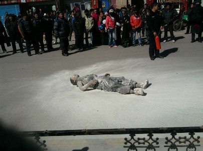 中國又發生一起藏人自焚事件，圖為四川格爾登寺僧侶彭措(Rigzin Phuntsog)公開自焚，21歲的彭措是今年第一起自焚案。圖片來源：翻攝自「自由西藏」官方網站   