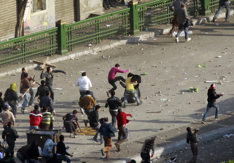 數千名挺穆巴拉克的群眾衝入市中心的解放廣場，與反對群眾爆發激烈衝突，雙方互相叫罵、打鬥、甚至互相丟擲石塊。圖片來源：達志影像/路透社   