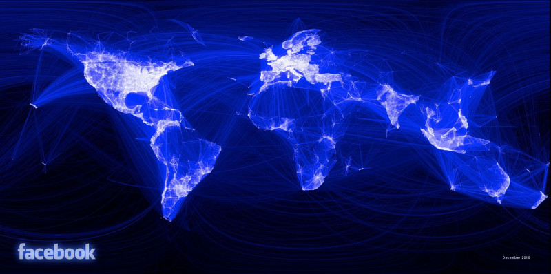 巴特勒將全球5億臉書用戶及彼此間關係做出連結，繪出臉書版世界地圖，越亮表示用戶越多、連結越密，可以看出美國東半部與歐洲最亮最密集。圖片來源：翻攝自網路。   