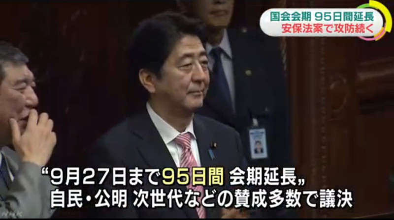 日本首相安倍晉三在獲知日本眾議院表決通過會期延長後，表情大大鬆了一口氣。圖：翻攝NHK   