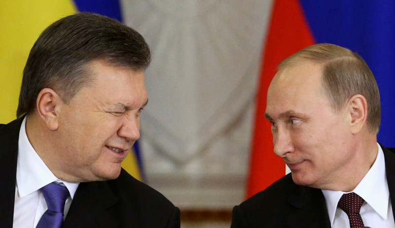 遭罷黜的烏克蘭總統(圖左)和俄羅斯總統普亭眉來眼去。圖片來源：達志影像/路透社。   