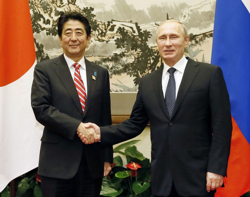日本首相安倍晉三與俄羅斯總統普亭於北京市內舉行會談，雙方同意明年適當的時期普亭將訪問日本。圖片來源：達志影像/路透社。   