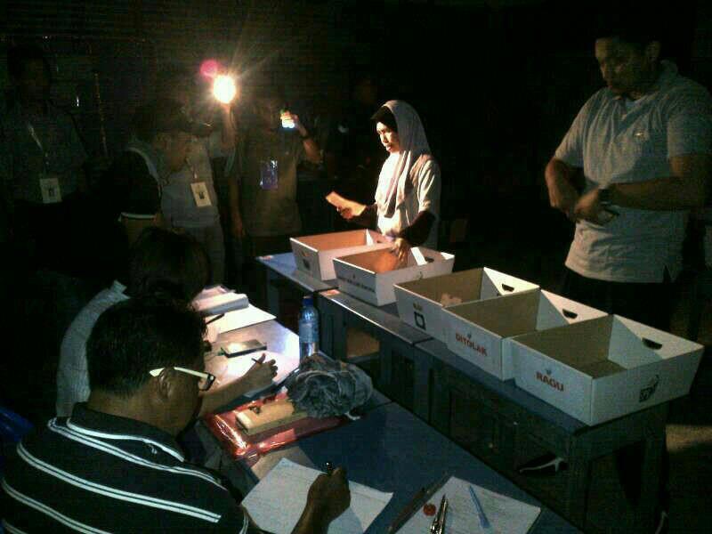 大馬選舉許多地區出現停電，以致計票必須在黑暗中進行。圖:翻攝自臉書。   