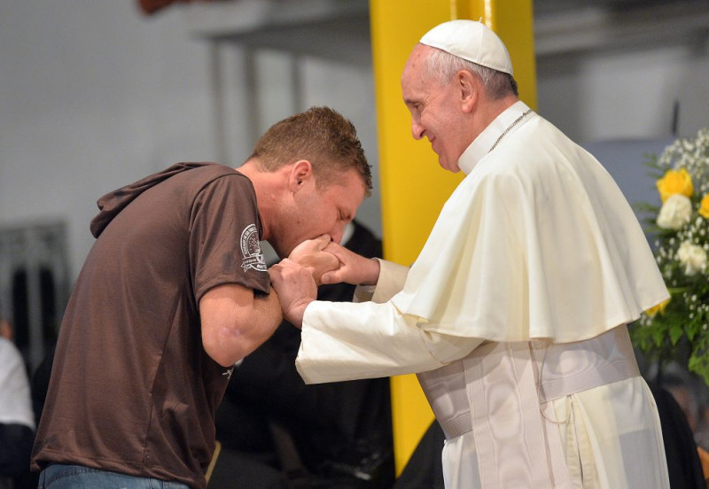 教宗方濟各接受一名戒毒者的親吻，並鼓勵他們勇於抵抗毒品的誘惑。圖片來源：達志影像/美聯社。   