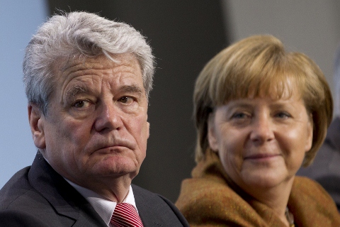 德國總理梅克爾(Angela Merkel，右)決定提名人權鬥士高克(Joachim Gauck，左)成為新總統，這將使德國總統和聯邦總理這兩個最重要的政治角色，都由德東人擔任。(圖片來源:達志影像/路透社。)   