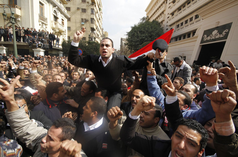 在拉下穆巴拉克後，埃及民眾再度走上街頭要求加薪，連埃及警察也參加了抗議抗列。圖片來源：達志影像/路透社。   