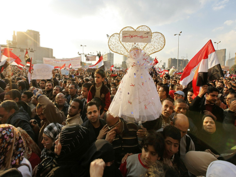 數以十萬計示威群眾8日(當地時間)再度湧向開羅解放廣場，繼續要求穆巴拉克立即下台，並表示他們不信任政府負責處理權利過渡。圖片來源：達志影像/路透社   