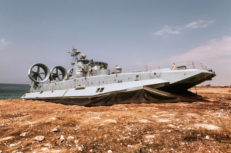 中國在2009年與烏克蘭簽定了價值3億1千5百萬美元的契約，打造2艘野牛級氣墊登陸艦(Zubr-class air-cushioned landing craft (LCAC))。現在錢不想給烏克蘭了。圖為野牛級氣墊登陸艦。圖片來源：維基共享資源公共領域，美國海軍檔案。   