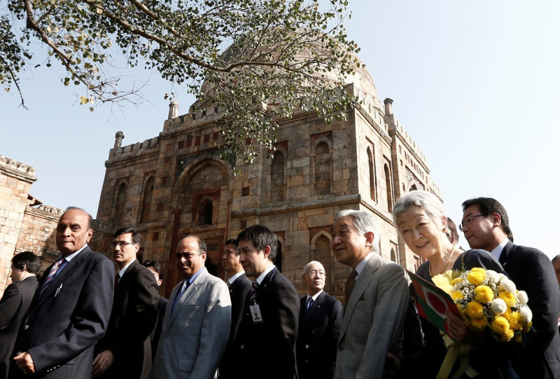 日本內閣總理大臣安倍晉三本週六(25日)將前往印度訪問，除了強化日印雙方的國防合作外，爭取印度稀土礦出口到日本，也是此行的重點。近來，日本和印度的關係愈加密切。去年11月底，日本天皇明仁和皇后美智子訪問印度。圖為去年12月2日日本天皇夫婦訪印的檔案照片。圖片來源：達志影像/路透社資料照片。   