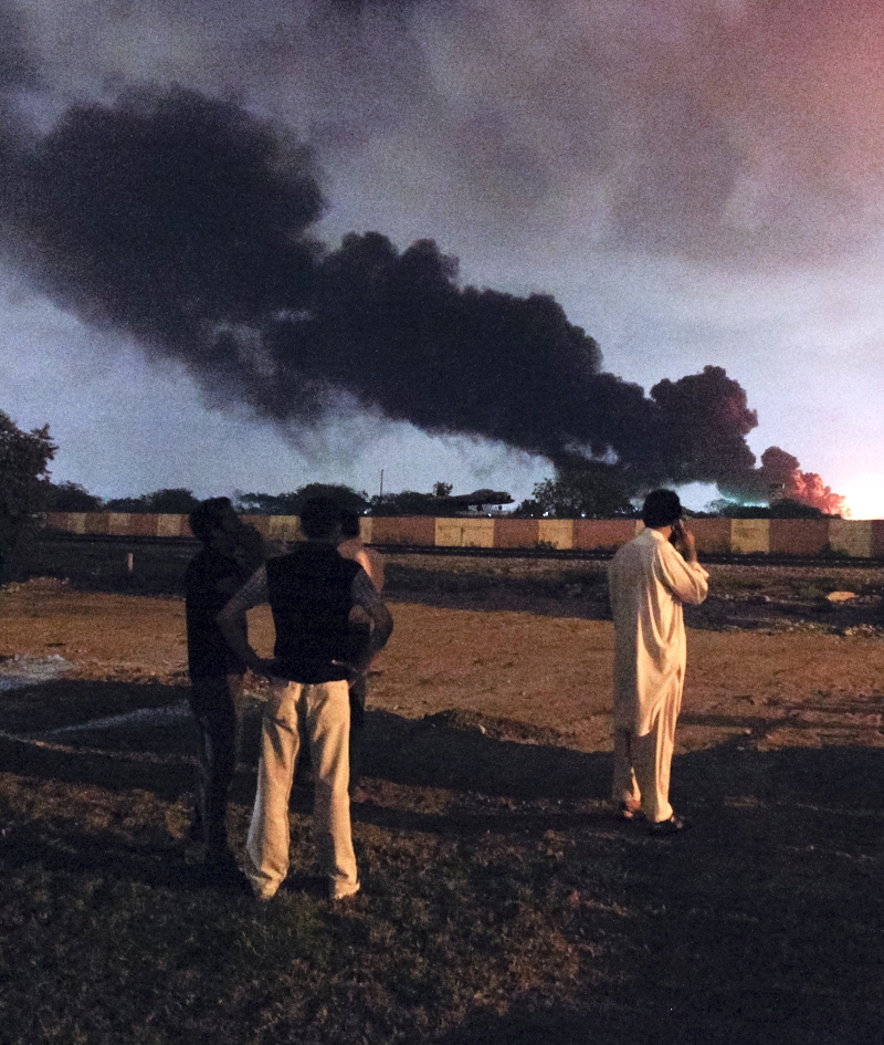 歹徒以火箭和爆裂物對「美黑蘭」海軍基地發動攻擊，造成至少4名海軍人員喪生、10人受傷，基地受襲的火光及烈焰沖天，讓附近民眾怵目驚心。圖片來源：達志影像/路透社   