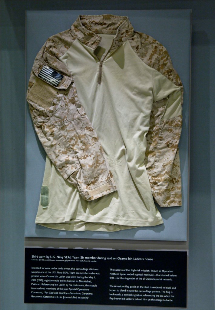 911紀念館的這項新展覽包括參加這項突襲行動的一名美國海軍海豹部隊（SEALS）成員所穿的襯衫制服。圖片來源：達志影像/美聯社   
